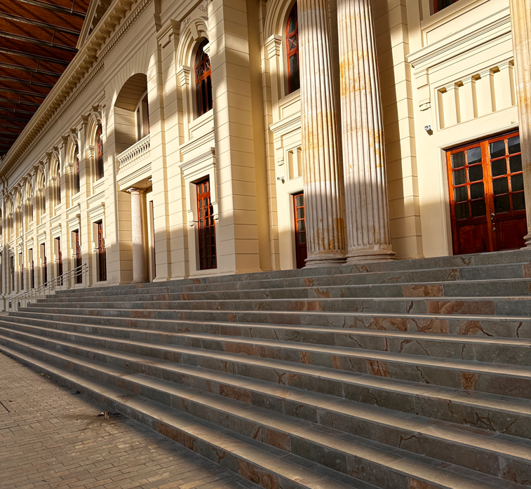 Zócalo de escalinatas en mármol frente a la columnata de La Facultad
